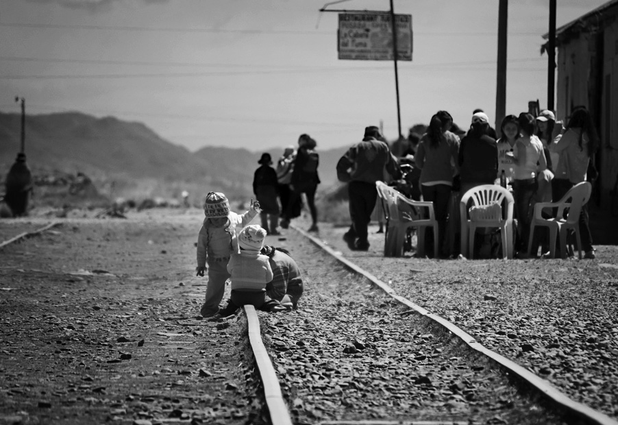 don't play on the railroad track